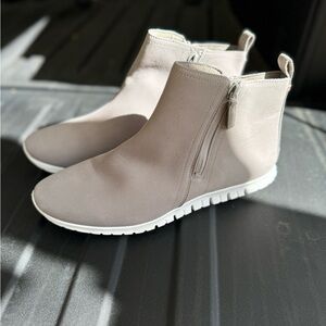 Cole Haan Women's ZEROGRAND Waterproof Side Zip Bootie size 10